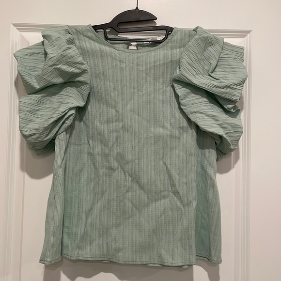 THML Tops - NWOT THML puff sleeve top